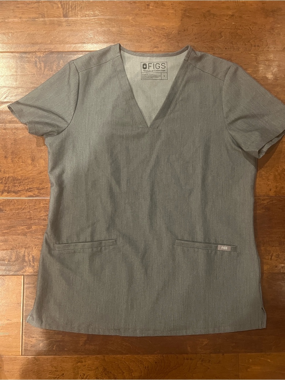 FIGS FW1100 Casma Three-Pocket Scrub Top Graphite Grey, Women's Size Small
